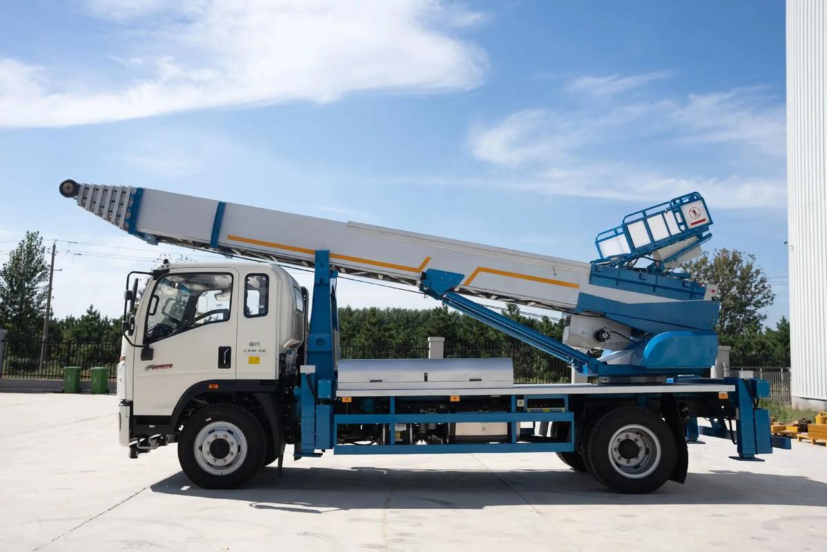 成都云梯上料车租赁费用