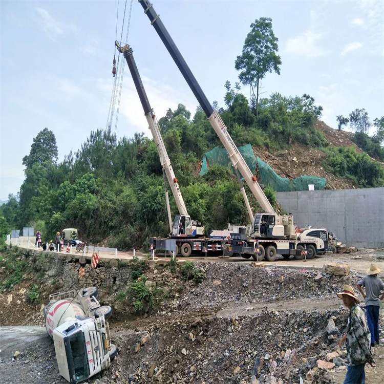 成都汽车掉沟里叫吊车救援要多少钱